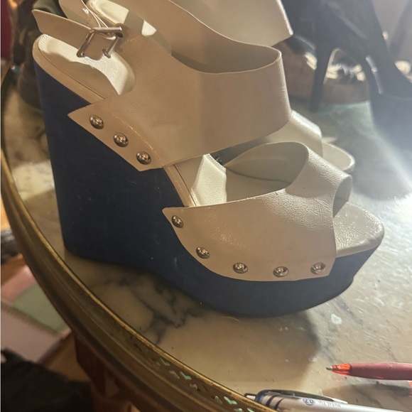 Madison wedges by Shoe Dazzle - Picture 1 of 3